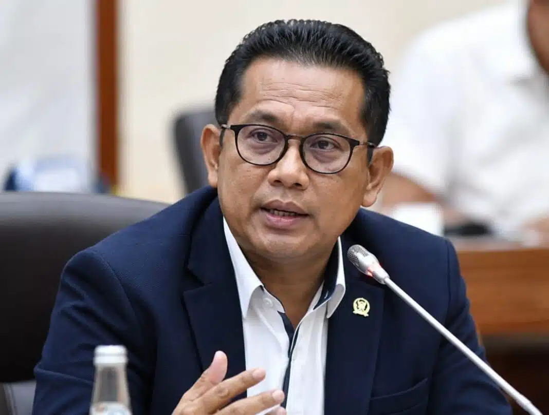 Anggota Komisi VII DPR RI Samuel JD Wattimena menyampaikan pandangannya mengenai pentingnya program pembinaan ulang bagi buruh yang terdampak PHK massal di Kompleks Parlemen, Jakarta, Selasa (7/7/2026). (Foto Dok AI)