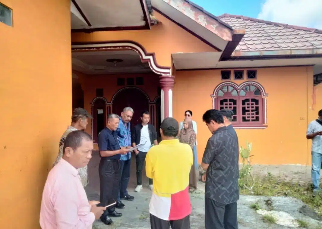 Juru Sita Pengadilan Negeri Sidikalang membacakan putusan pada pelaksanaan eksekusi.