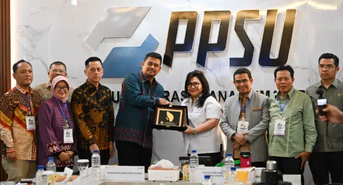Gubernur Sumatera Utara Muhammad Bobby Afif Nasution bersama rombongan Komisi VII DPR RI meninjau paviliun peserta pada PRSU ke-50 di Medan. Kunjungan tersebut membahas penguatan PRSU sebagai ajang promosi budaya, pariwisata, UMKM, dan ekonomi kreatif agar masuk dalam kalender event nasional. (Foto dok. Kominfo Sumut)