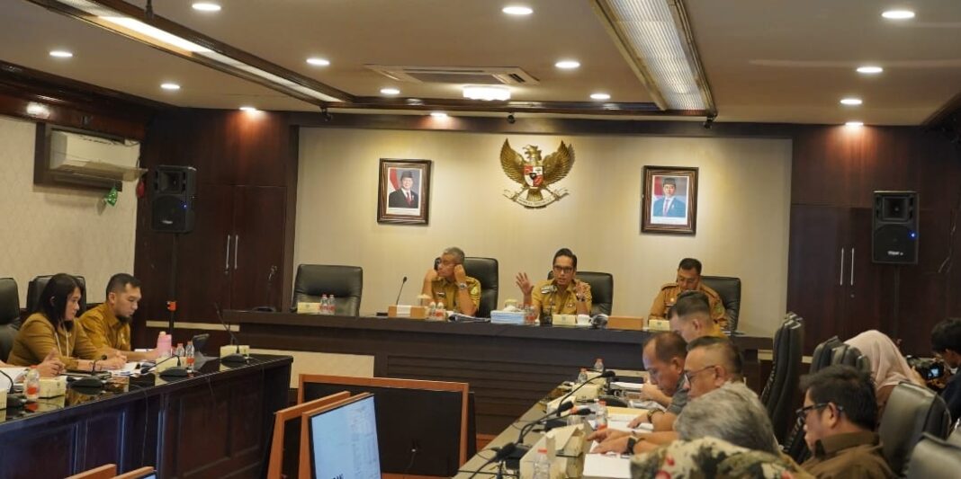 Wali Kota Medan Rico Tri Putra Bayu Waas memimpin Rapat Monitoring dan Evaluasi Triwulan II di Balai Kota Medan, Senin (27/7/2026), sekaligus menegaskan transformasi total PUD Pasar Kota Medan menuju perusahaan yang modern, profesional, dan berorientasi pada investasi serta peningkatan keuntungan.