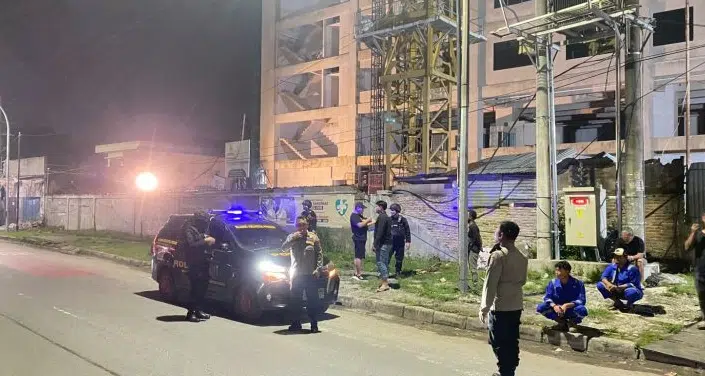Personel Satuan Brimob Polda Sumatera Utara melaksanakan patroli malam di sejumlah titik rawan di Kota Medan sebagai upaya mengantisipasi aksi geng motor, kejahatan jalanan, dan tindak pidana 3C serta menjaga situasi kamtibmas tetap kondusif. (Foto Dok. Humas Polda Sumut)