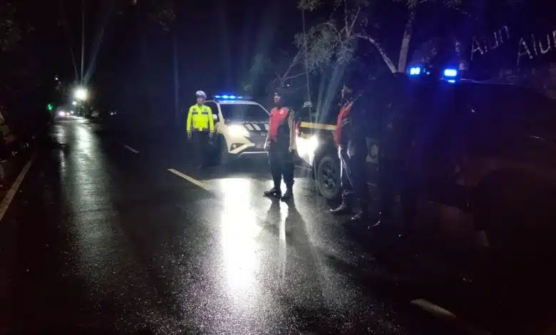 Personel Polres Langkat melaksanakan Patroli Kegiatan Rutin yang Ditingkatkan (KRYD) di sejumlah titik rawan di Kecamatan Stabat sebagai upaya mencegah geng motor, begal, balap liar, penyalahgunaan narkotika, dan aksi premanisme demi menjaga situasi kamtibmas tetap aman dan kondusif. (Foto Dok. Humas Polda Sumut)