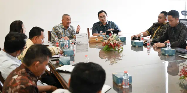 Pj Sekdaprov Sumut Sulaiman Harahap menerima audiensi Direksi PT Rumah Tani Nusantara bersama Deputi Direktur Bank Indonesia Perwakilan Sumut di Kantor Gubernur Sumut, Medan, membahas rencana kerja sama strategis untuk memperkuat pengendalian inflasi dan stabilitas pasokan pangan di Sumatera Utara. (Foto Dok. Humas Pemprovsu)