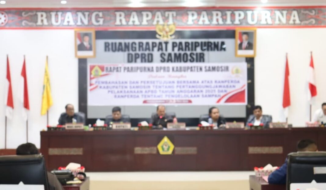 Bupati Samosir Vandiko T. Gultom bersama pimpinan DPRD Kabupaten Samosir menandatangani persetujuan bersama pengesahan Perda tentang Pertanggungjawaban Pelaksanaan APBD Tahun Anggaran 2025 dan Perda tentang Pengelolaan Sampah dalam Rapat Paripurna DPRD Kabupaten Samosir, Rabu (29/7/2026).