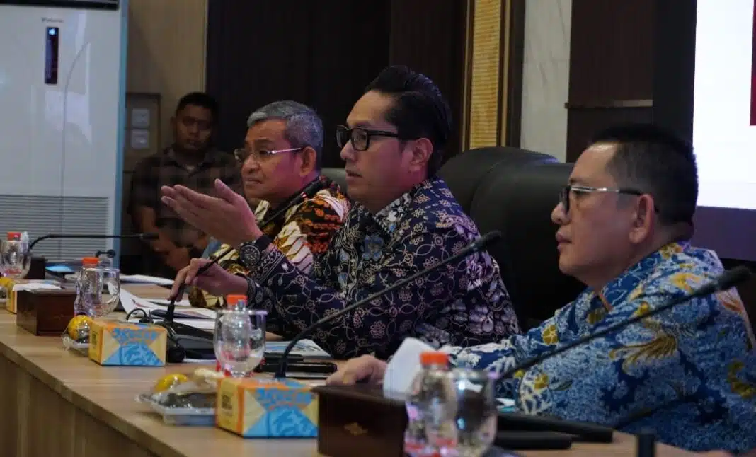 Wali Kota Medan Rico Tri Putra Bayu Waas memimpin rapat Digitalisasi Bansos Berbasis Digital Public Infrastructure (DPI) di Balai Kota Medan, Kamis (9/7/2026), dan meminta seluruh camat segera menuntaskan pendataan warga melalui Portal Perlinsos.