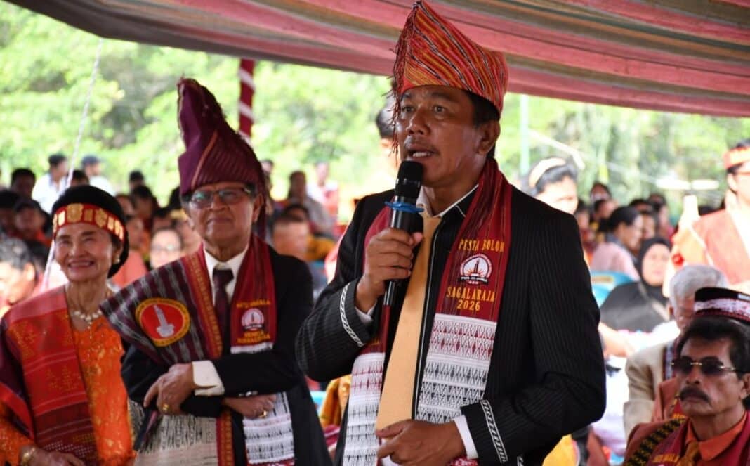 Wakil Bupati Samosir Ariston Tua Sidauruk menghadiri puncak Pesta Bolon Punguan Sagala Raja Boru Bere Ibebere (PSBBI) se-Dunia di Desa Sagala, Kecamatan Sianjur Mula-mula, Sabtu (4/7/2026), sekaligus menerima ulos melalui prosesi adat mangulosi sebagai simbol penghormatan dan sinergi dalam pelestarian budaya Batak.
