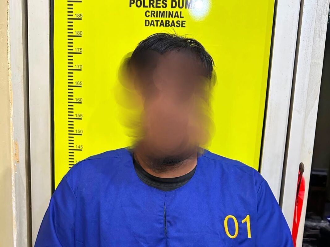 Petugas Satresnarkoba Polres Dumai memperlihatkan barang bukti 220 butir diduga pil ekstasi beserta telepon genggam dan uang tunai yang disita dari seorang tersangka berinisial IFN dalam pengungkapan kasus dugaan peredaran narkotika di Dumai Timur. (Foto Dok. Polda Riau)