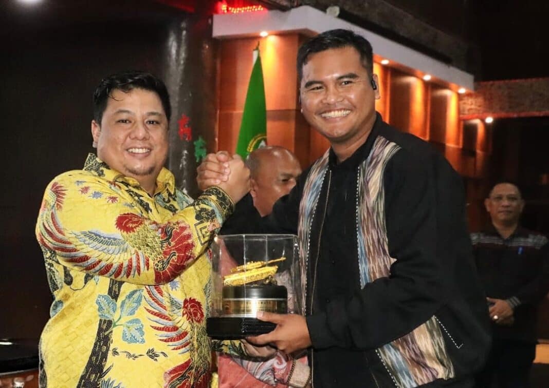 Bupati Samosir Vandiko Timotius Gultom bersama Forkopimda Kabupaten Samosir menghadiri acara pisah sambut Komandan Kodim 0210/Tapanuli Utara di Gedung Sopo Partungkoan, Tarutung, Kamis (23/7/2026). Momentum tersebut menjadi ajang memperkuat sinergi antara pemerintah daerah, TNI, dan Forkopimda dalam mendukung pembangunan kawasan Danau Toba. (Foto: Istimewa)