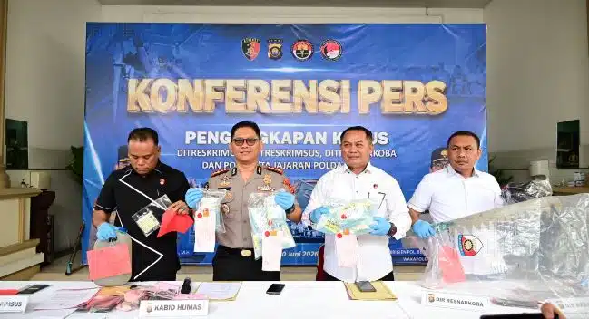 Teks foto: Kabid Humas Polda Jambi Kombes Pol. Erlan Munaji didampingi para direktur reserse menyampaikan hasil pengungkapan berbagai tindak pidana selama Semester I Tahun 2026 dalam konferensi pers di Lobby Mapolda Jambi, Selasa (30/6/2026), meliputi kasus narkotika, kejahatan C3, penyalahgunaan BBM bersubsidi, dan pertambangan tanpa izin. (Foto Dok. Humas Polda Jambi)
