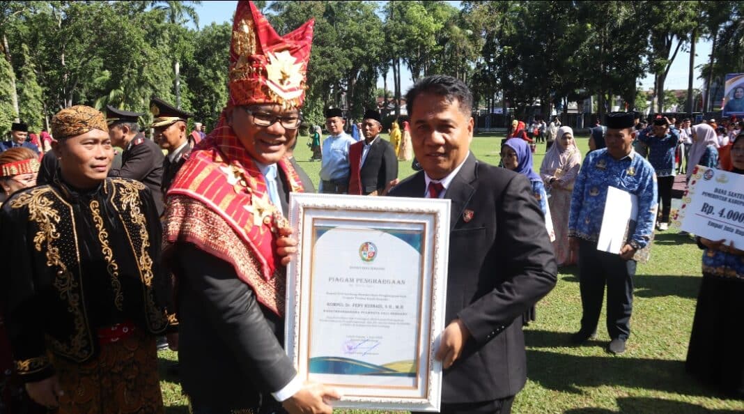 Bupati Deli Serdang Asri Ludin Tambunan menyerahkan penghargaan kepada Kapolresta Deli Serdang Kombes Pol. Hendria Lesmana dan Kasat Narkoba Kompol Dr. Fery Kusnadi pada peringatan Hari Bhayangkara ke-80 sebagai apresiasi atas keberhasilan menjaga keamanan dan memberantas peredaran narkotika di wilayah Deli Serdang.