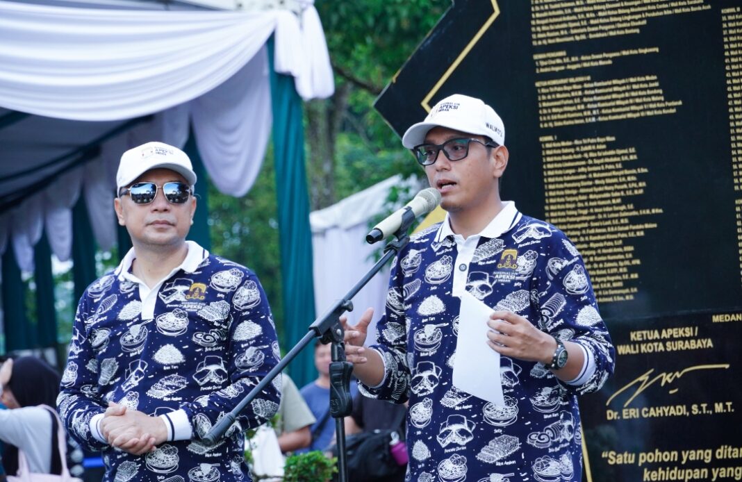 Wali Kota Medan Rico Tri Putra Bayu Waas bersama Ketua Dewan Pengurus APEKSI Eri Cahyadi meresmikan Prasasti Kota Tangguh di Taman Cadika, Kota Medan, yang menjadi simbol sinergi 98 wali kota se-Indonesia sekaligus dirangkaikan dengan penanaman 120 bibit pohon.