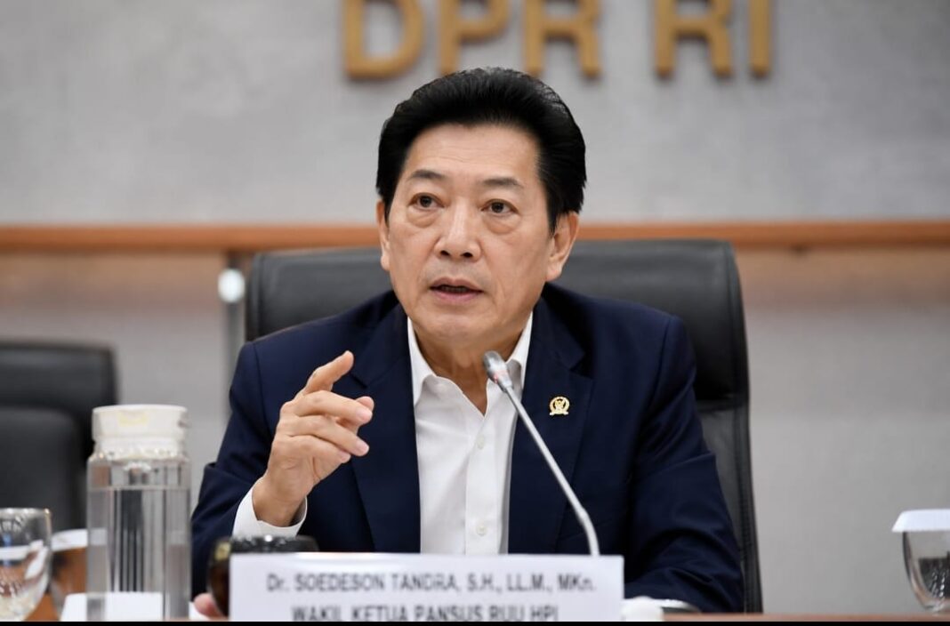 Wakil Ketua Pansus DPR RI RUU Hukum Perdata Internasional (HPI) Soedeson Tandra memimpin RDPU bersama PERADI Profesional dan akademisi di Gedung Nusantara II DPR RI, Senayan, Jakarta, membahas penyempurnaan substansi RUU HPI agar mampu menjawab perkembangan hukum di era digital. (Foto Dok. AI)