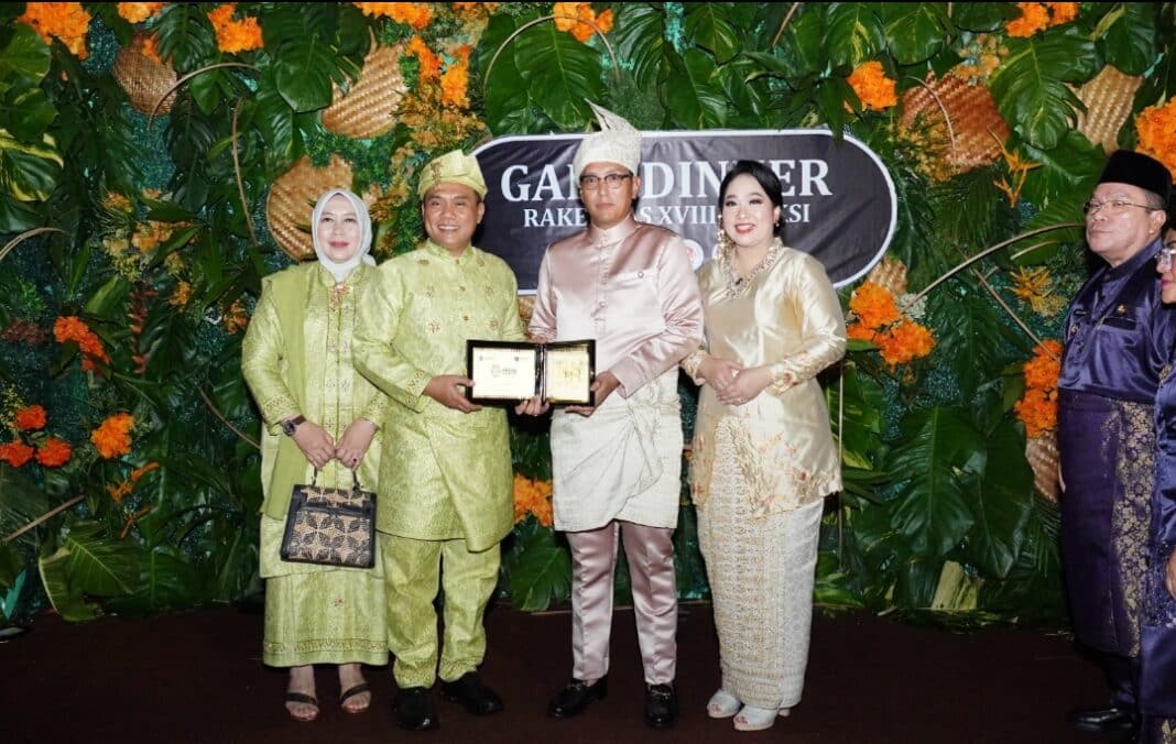 Wali Kota Medan Rico Tri Putra Bayu Waas bersama Ketua TP PKK Kota Medan Ny. Airin Rico Waas menyambut 98 wali kota dan wakil wali kota se-Indonesia dalam Gala Dinner Rakernas APEKSI XVIII yang dirangkaikan dengan penutupan Gelar Melayu Serumpun (Gemes) IX di Lapangan Merdeka Medan, Selasa (30/6/2026).