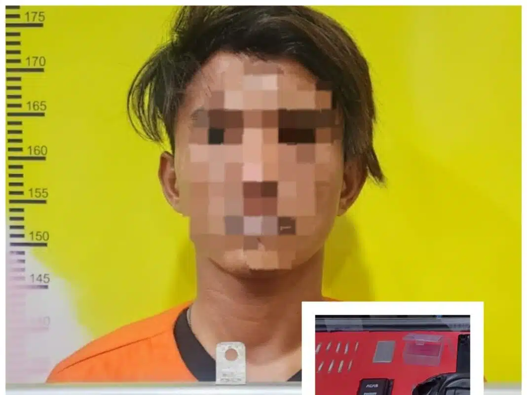 Petugas Satresnarkoba Polres Dumai mengamankan tersangka M.S. alias I beserta 12 paket diduga sabu dan sejumlah barang bukti hasil pengungkapan kasus narkotika di Hotel Srikandi, Dumai. (Foto Dok. Polda Riau)