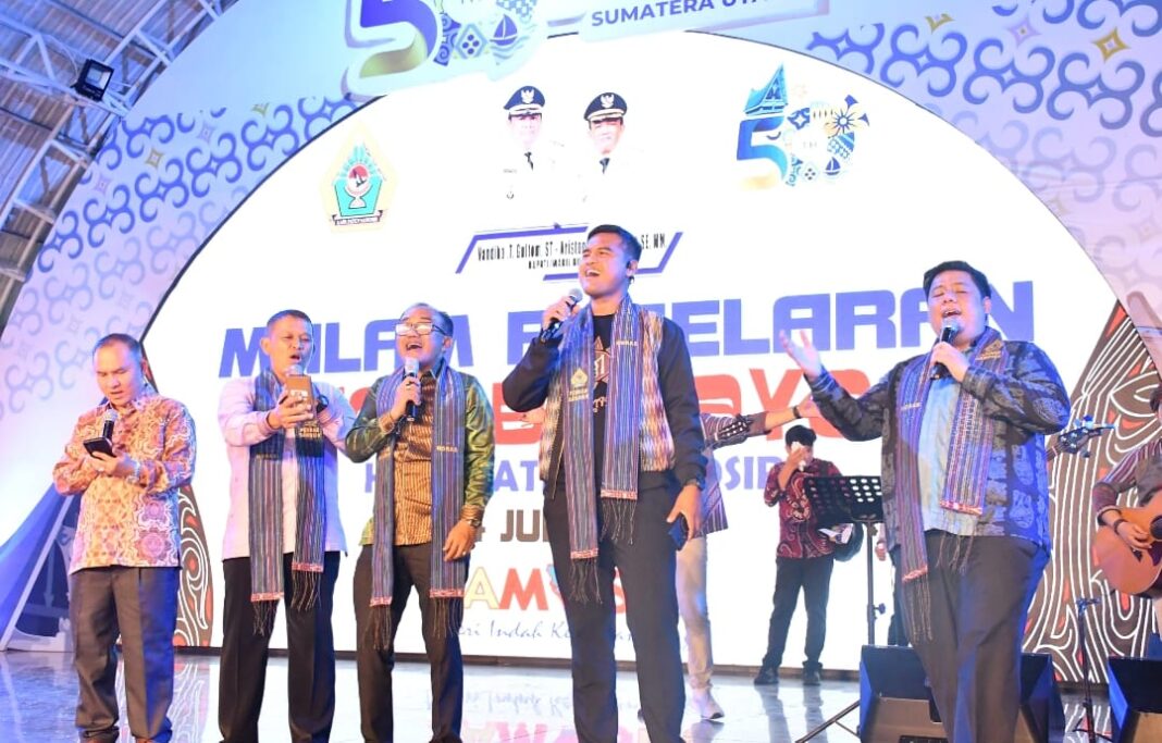 Bupati Samosir Vandiko T. Gultom bersama jajaran Forkopimda menghadiri pagelaran seni dan budaya Kabupaten Samosir pada PRSU ke-50 di Medan yang menampilkan kekayaan budaya Batak, pertunjukan seni tradisional, serta promosi pariwisata dan produk UMKM Samosir.