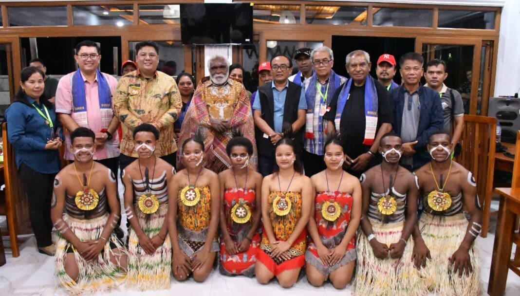 Bupati Samosir Vandiko T. Gultom dan Wakil Bupati Ariston Tua Sidauruk menyematkan ulos kepada Wakil Gubernur Papua Selatan Paskalis Imadawa saat Samosir Music International di Tuktuk Siadong, Kecamatan Simanindo, Sabtu (4/7/2026), sebagai simbol penghormatan, persaudaraan, dan komitmen memperkuat kolaborasi budaya antardaerah.