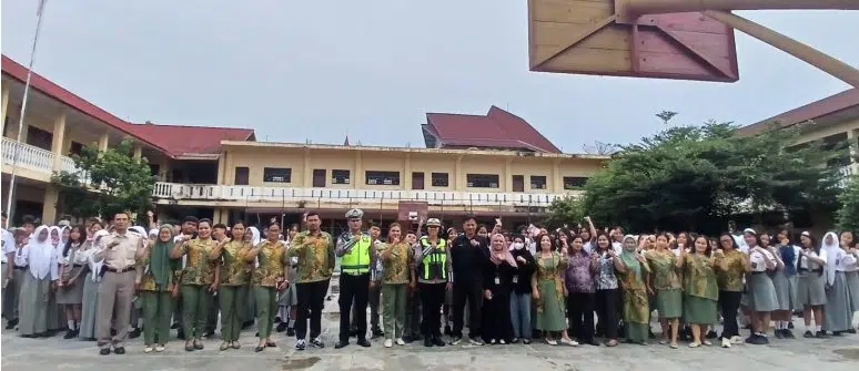 Kanit Kamsel Sat Lantas Polres Pematangsiantar IPDA Serly Tarigan bersama personel Unit Kamsel memberikan penyuluhan dan Pendidikan Masyarakat Lalu Lintas (Dikmas Lantas) kepada 600 siswa SMK/SMA Swasta YP Pelita di Kota Pematangsiantar, Senin (27/7/2026), sebagai upaya meningkatkan kesadaran keselamatan berlalu lintas sejak usia sekolah. (Foto Dok. Humas P Siantar)