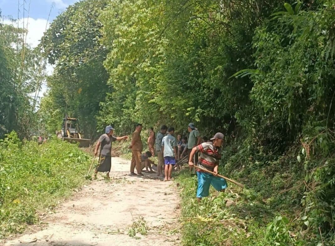 Masyarakat bersama aparatur Pemerintah Kecamatan dan Desa di Kecamatan Siempatnempu Hulu melaksanakan kegiatan pemeliharaan infrastruktur jalan secara gotong royong. (Istimewa)
