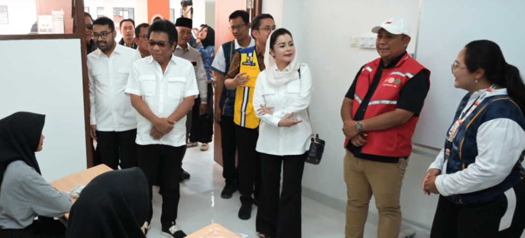 Anggota Komisi V DPR RI Novita Wijayanti saat melakukan Kunjungan Kerja Spesifik di Sekolah Rakyat, Rowosari, Kecamatan Tembalang, Semarang, Jumat (17/7/2026). Dalam kunjungan tersebut, Novita mendorong pemasangan CCTV dan penguatan pengawasan guru guna menciptakan lingkungan sekolah berasrama yang aman serta mendukung pembentukan karakter peserta didik. (Foto Dok. Humas DPR RI)