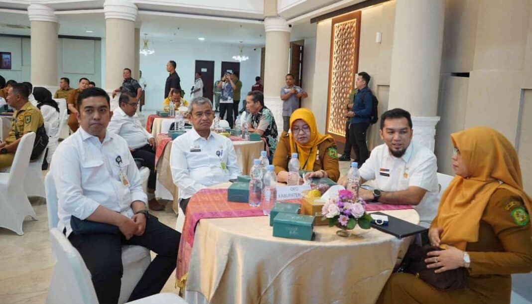 Sekretaris Daerah Kota Medan Wiriya Alrahman mewakili Wali Kota Medan mengikuti Rapat Koordinasi Monitoring dan Asistensi Penggunaan Dana Transfer ke Daerah (TKD) Tambahan yang dipimpin Gubernur Sumatera Utara Bobby Nasution di Aula Raja Inal, Kantor Gubernur Sumatera Utara, Selasa (14/7/2026).