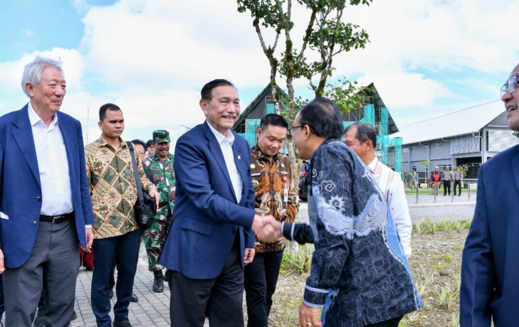 Wakil Bupati Samosir Ariston Tua Sidauruk menghadiri kunjungan Ketua Dewan Ekonomi Nasional Luhut Binsar Pandjaitan bersama Chairman Temasek Holdings H.E. Mr. Teo Chee Hean di kawasan Taman Sains dan Teknologi Herbal dan Hortikultura (TSTH2) Pollung, Kabupaten Humbang Hasundutan, Jumat (10/7/2026).