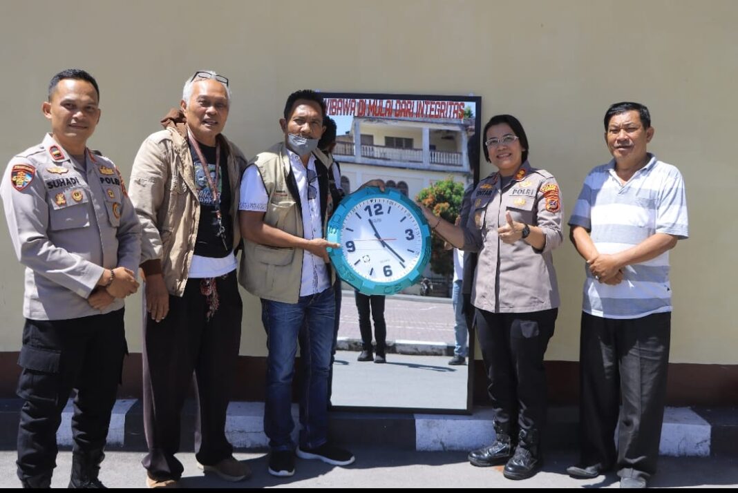 Ketua Trisula Integritas Boris Situmorang menyerahkan jam dan cermin kepada Kapolres Samosir AKBP Rina Sry Nirwana Tarigan di Mapolres Samosir sebagai simbol dukungan terhadap penegakan hukum yang profesional, humanis, dan berintegritas.