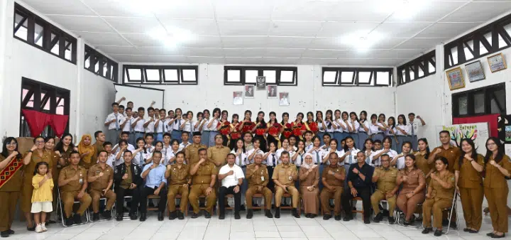 Wakil Gubernur Sumatera Utara Surya berdialog dengan para siswa penghuni Asrama UPTD Pelayanan Sosial Anak Dinas Sosial Sumut di Kota Gunungsitoli, Senin (20/7/2026). Dalam kunjungan program Berkantor di Nias tersebut, Surya memberikan motivasi kepada para pelajar sekaligus meninjau rencana revitalisasi fasilitas asrama dan kantor UPTD. (Foto Dok. Kominfo Sumut)