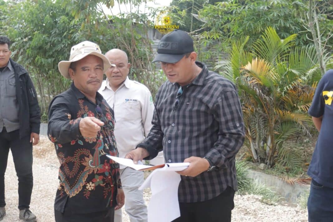 Wakil Bupati Dairi, Wahyu Daniel Sagala meninjau pelaksanaan pekerjaan pemeliharaan jalan. (Istimewa)