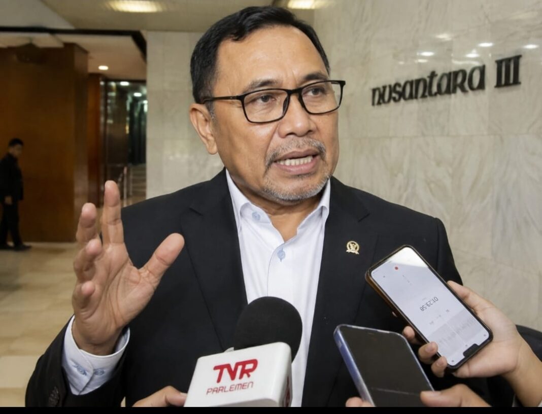 Anggota Komisi V DPR RI Abdul Hadi meminta pemerintah mempercepat pembangunan hunian sementara, perbaikan jalan, serta pemenuhan air bersih dan makanan bagi masyarakat terdampak gempa di Nusa Tenggara Timur. (Foto Dok. AI)