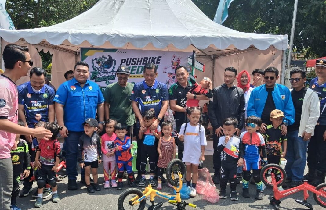 Kadispora Kota Medan T. Chairuniza bersama Ketua KONI Medan Aswindy Fachrizal dan Sultan Deli XIV Sultan Mahmud Arya Lamanjiji Perkasa Alam Shah melepas peserta pertama BMX Drag Bike Piala Wali Kota Medan 2026 di Jalan Masjid Raya, Sabtu (1/8/2026).