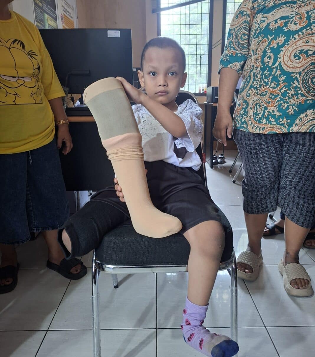 Ketua Srikandi Pena Nusantara Bersatu Rosmawati bersama jajaran mendampingi penyerahan bantuan kaki palsu kepada Fajar Pratama Bakkara, warga Kelurahan Cinta Damai, Kecamatan Medan Helvetia, Jumat (14/8/2026).