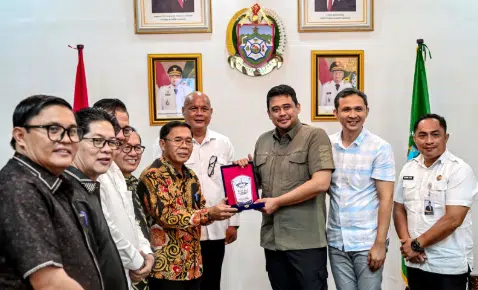 Gubernur Sumatera Utara Muhammad Bobby Afif Nasution menerima audiensi Banua Niha Keriso Protestan (BNKP) di kediaman sementaranya di Gunungsitoli, Rabu (5/8/2026). Dalam pertemuan tersebut, Bobby memaparkan tiga prioritas pembangunan Kepulauan Nias. (Foto Dok. Kominfo Sumut)