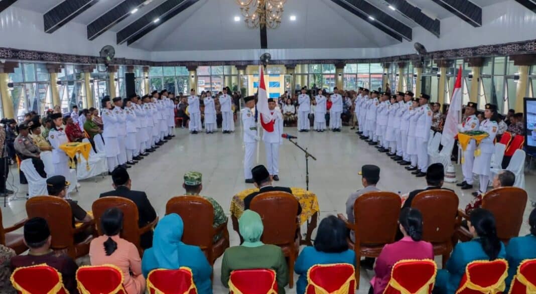 Bupati Dairi, Vickner Sinaga mengukuhkan anggota Paskibraka yang akan bertugas pada Upacara Peringatan Hari Kemerdekaan Republik Indonesia ke -81 tahun 2026. Seremoni digelar di Gedung Balai Budaya Sidikalang. (Istimewa)