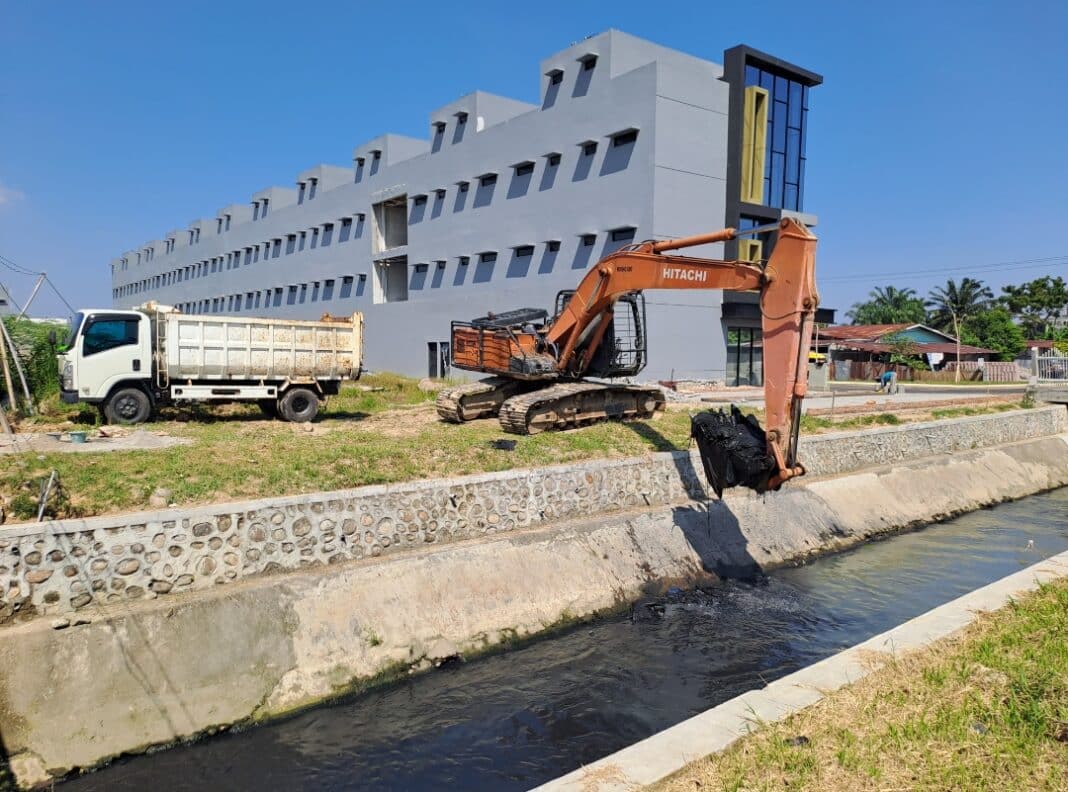 CitraLand Sampali melakukan normalisasi saluran drainase dengan membersihkan sedimentasi, endapan lumpur, vegetasi penghambat aliran, dan sampah untuk memperlancar aliran air serta mengurangi risiko genangan.