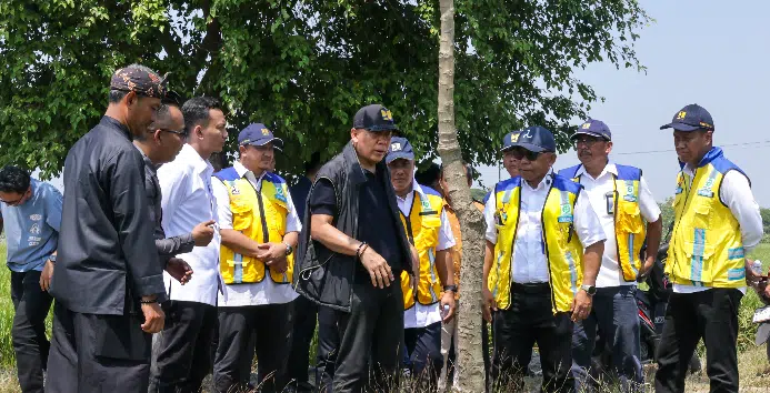 Saan Mustopa menyampaikan imbauan kepada masyarakat untuk meningkatkan kewaspadaan terhadap potensi dampak El Nino dan menggunakan air bersih secara hemat di Desa Slangit, Kecamatan Klangenan, Kabupaten Cirebon, Minggu (30/8/2026). (Foto Dok. Kresno/Karisma)
