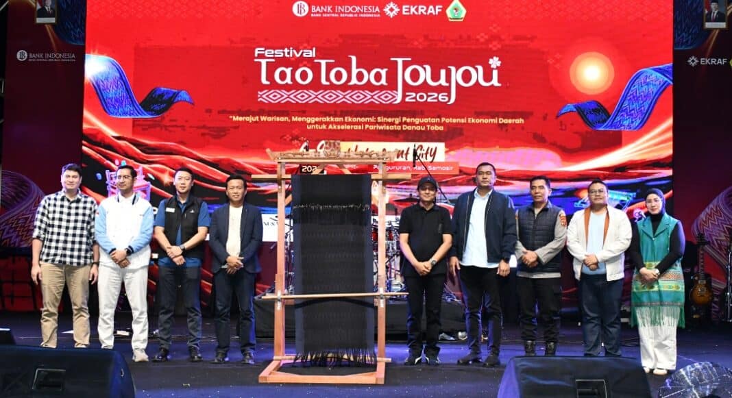 Closing ceremony Festival Tao Toba Joujou 2026 di Segmen V Water Front City Pangururan, Kabupaten Samosir, Sabtu (8/8/2026). Festival yang digelar Bank Indonesia Sibolga tersebut mencatat transaksi digital Rp6 miliar lebih dan melibatkan 85 UMKM.