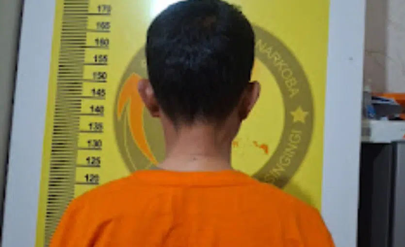 Tim Elang Kuantan Sat Resnarkoba Polres Kuantan Singingi mengamankan seorang perempuan berinisial S (52) dalam pengungkapan dugaan peredaran narkotika jenis ganja dengan berat kotor 64,85 gram di wilayah Kecamatan Kuantan Tengah, Kamis (27/8/2026). (Foto Dok. Humas Polda Riau)