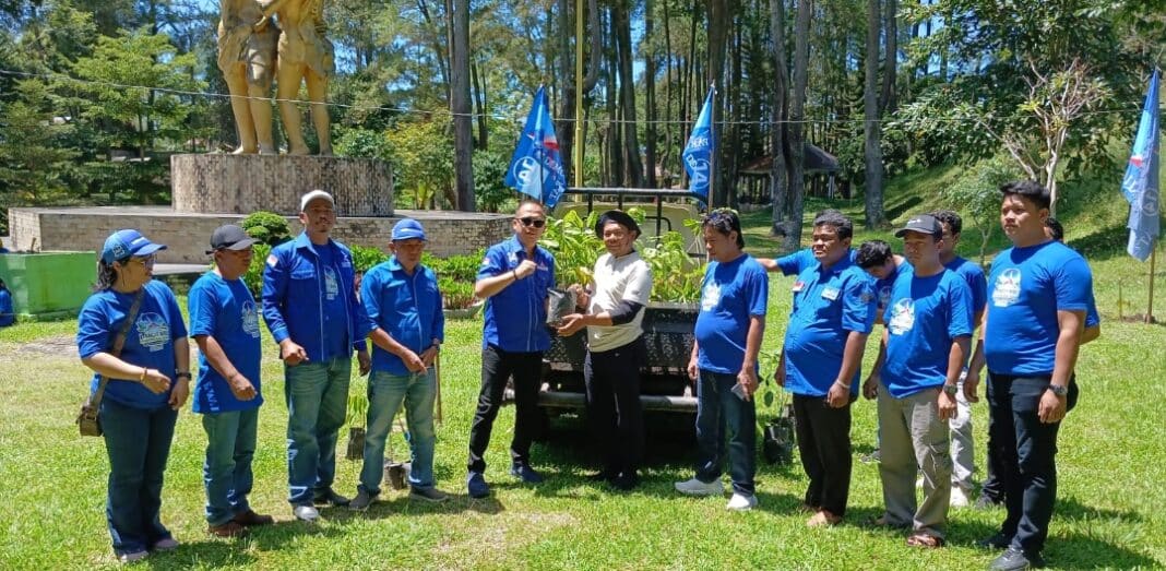 Ketua DPC Demokrat Dairi, Wanseptember Situmorang didampingi jajaran struktural partai dan anggota Fraksi, menyerahkan bibit pohon untuk ditanam dikawasan TWI Sitinjo dalam rangkaian kegiatan HUT ke-25 Partai Demokrat, Jumat (28/8/2026) (DETEKSI.co/Parulian Phsp Nainggolan)