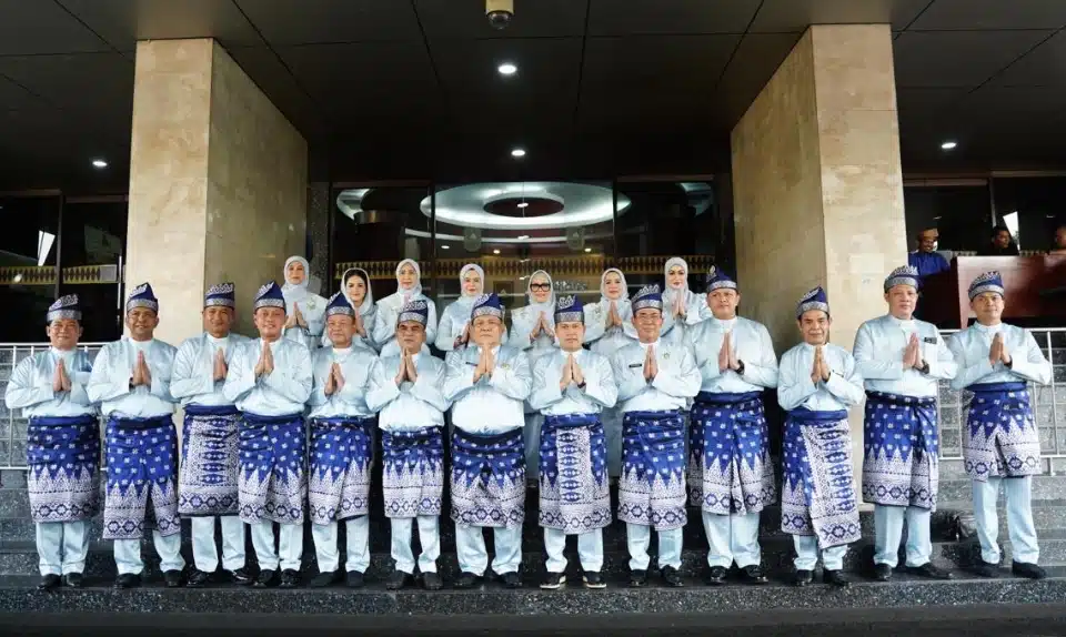 Pangdam XIX/Tuanku Tambusai Mayjen TNI Dr. Agus Hadi Waluyo menghadiri Upacara Peringatan Hari Jadi ke-69 Provinsi Riau Tahun 2026 di Halaman Kantor Gubernur Riau, Pekanbaru, Minggu (9/8/2026).