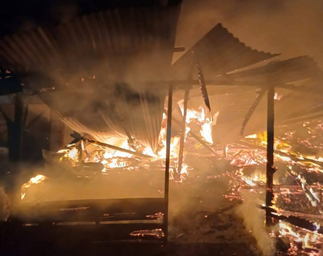 Api melalap 7 bangunan rumah berkonstruksi semi permanen di Desa Bukit Lau Kersik Kecamatan Gunung Sitember Kabupaten Dairi, selain itu 2 unit bangunan dibongkar paksa untuk melokalisir amukan api, Minggu (9/8/2026) (istimewa)