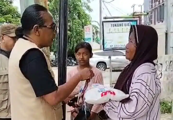 Tim Jurnalis Komunitas Sedekah Jumat (KSJ) binaan H. Ikhwan Lubis menyalurkan bantuan sembako berupa beras kepada janda, anak yatim dan kaum duafa pemulung di kawasan Jalan Platina Raya, Medan Deli, dan Tanah 600, Medan Marelan, Jumat (21/8/2026).