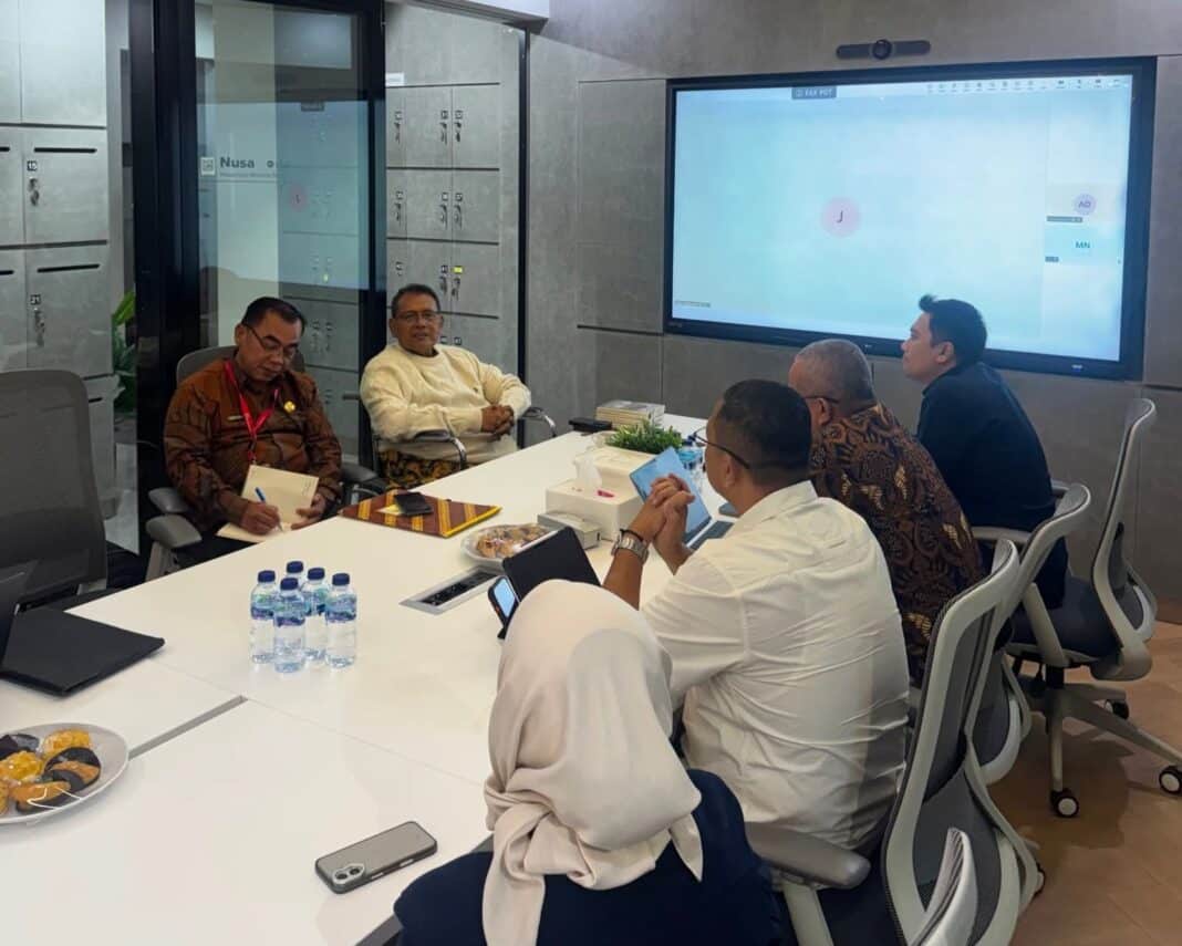 Bupati Dairi, Vickner Sinaga didampingi Kadis Pendidikan bertemu managemen Telkomsel membahas dukungan akses internet untuk metode pembelajaran Gasing di satuan pendidikan di Kabupaten Dairi. (Istimewa)