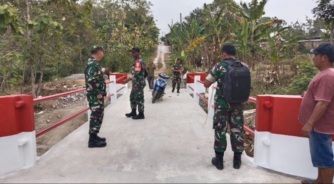 Dandenzibang Surakarta Letkol Czi Agus S bersama rombongan meninjau pembangunan Jembatan Gantung Garuda di Desa Keyongan, Kecamatan Nogosari, Boyolali, yang progresnya telah mencapai sekitar 99 persen. (foto Dok. Agus Kemplu)