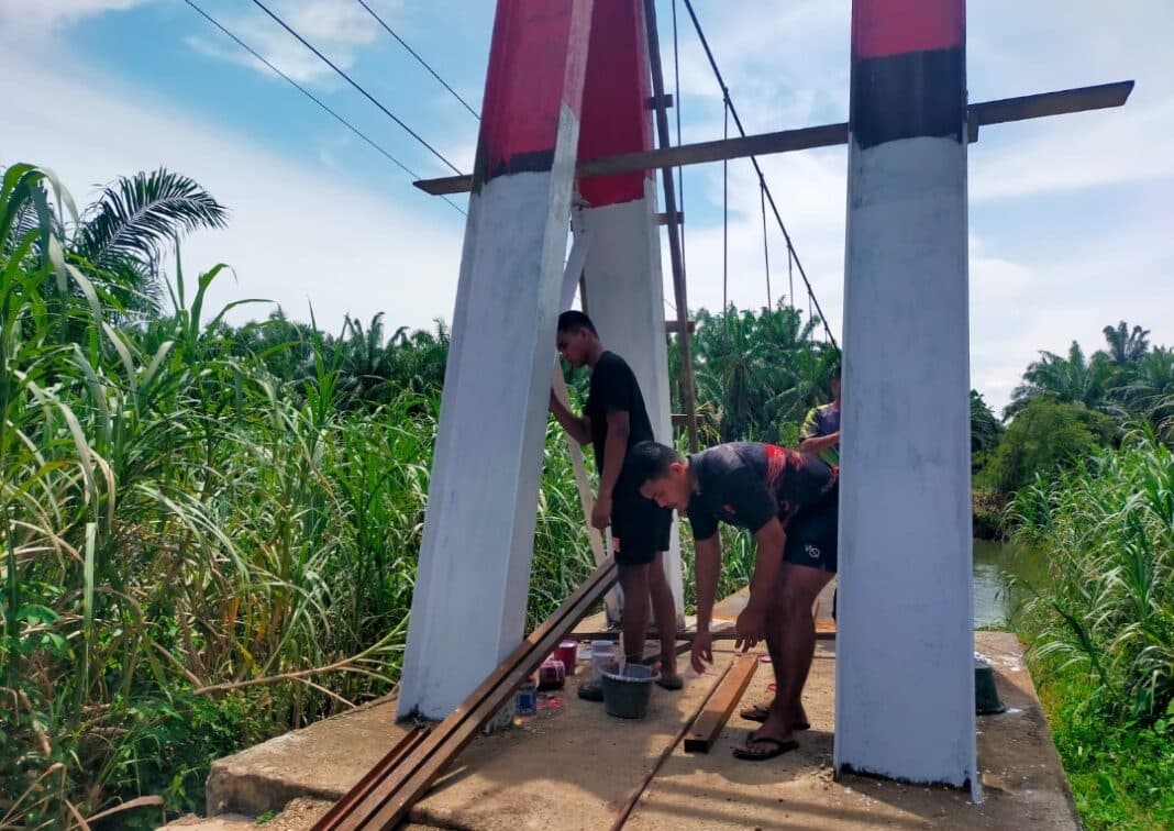 Personel Satgas Gulbencal Kodam I/Bukit Barisan bersama masyarakat melakukan perbaikan jembatan gantung atau rambin di Desa Sisalean, Kecamatan Barumun Barat, Kabupaten Padang Lawas, Rabu (12/8/2026). (Foto Dok. Pendam I/BB)