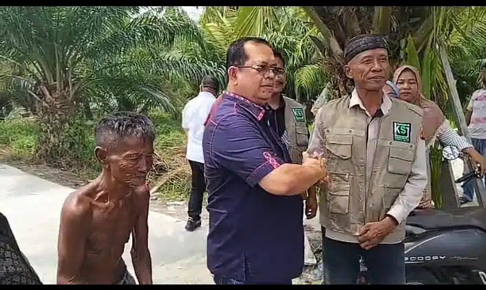 Pembina Utama dan Pendiri Komunitas Sedekah Jumat (KSJ), Kombes Pol (Purn) H. Ikhwan Lubis, S.H., M.H., melakukan peletakan batu pertama pembangunan rumah Usup, warga Desa Guntung, Kabupaten Batubara, yang rusak parah akibat diterjang angin puting beliung, Selasa (25/8/2026).