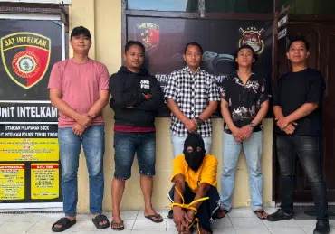 Polisi mengamankan seorang pria berinisial R bersama sejumlah barang bukti dalam kasus dugaan pencurian kambing betina yang sedang bunting di wilayah Kecamatan Tebingtinggi, Kabupaten Kepulauan Meranti. (Foto Dok. Humas Polda Riau)