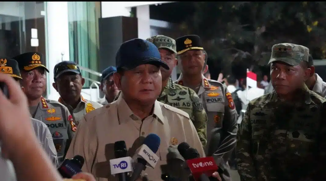 Presiden RI Prabowo Subianto memimpin rapat penguatan penanganan Karhutla di Posko Aju Penanganan Karhutla kawasan Bandara Tjilik Riwut, Palangka Raya, Sabtu (22/8/2026), didampingi jajaran TNI, Polri, dan pemerintah daerah.