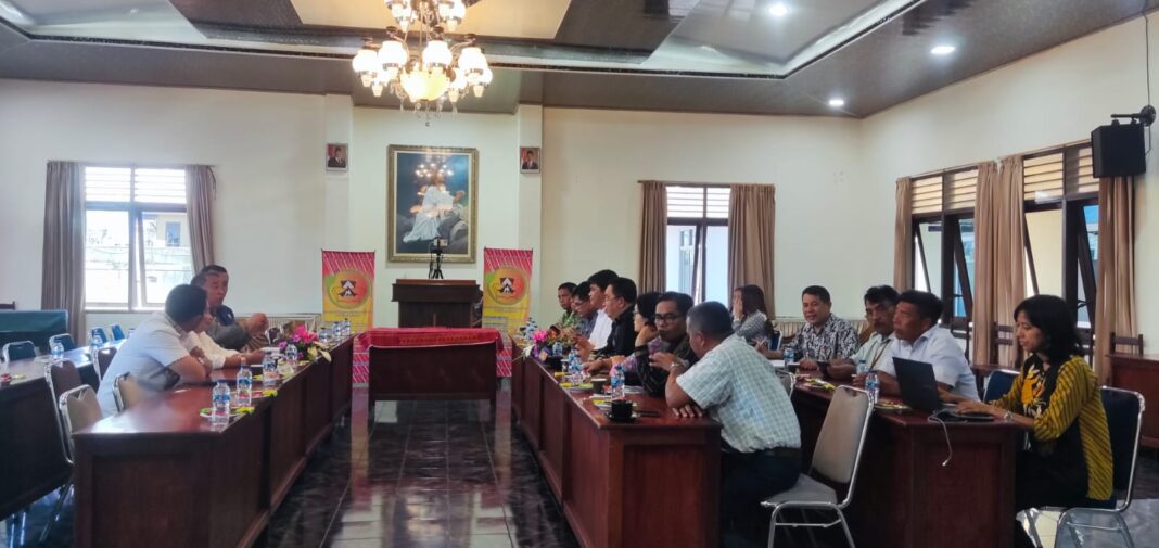 Kunjungan kerja Bupati Karo, Brigjen Pol (Purn) Dr. dr. Antonius Ginting, Sp.OG, M.Kes ke kantor pusat Moderamen GBKP untuk menyerahkan Surat Pernyataan Bupati Karo Nomor : 900/2368/BKAD/2026 pada hari Kamis, (6/8/2026).