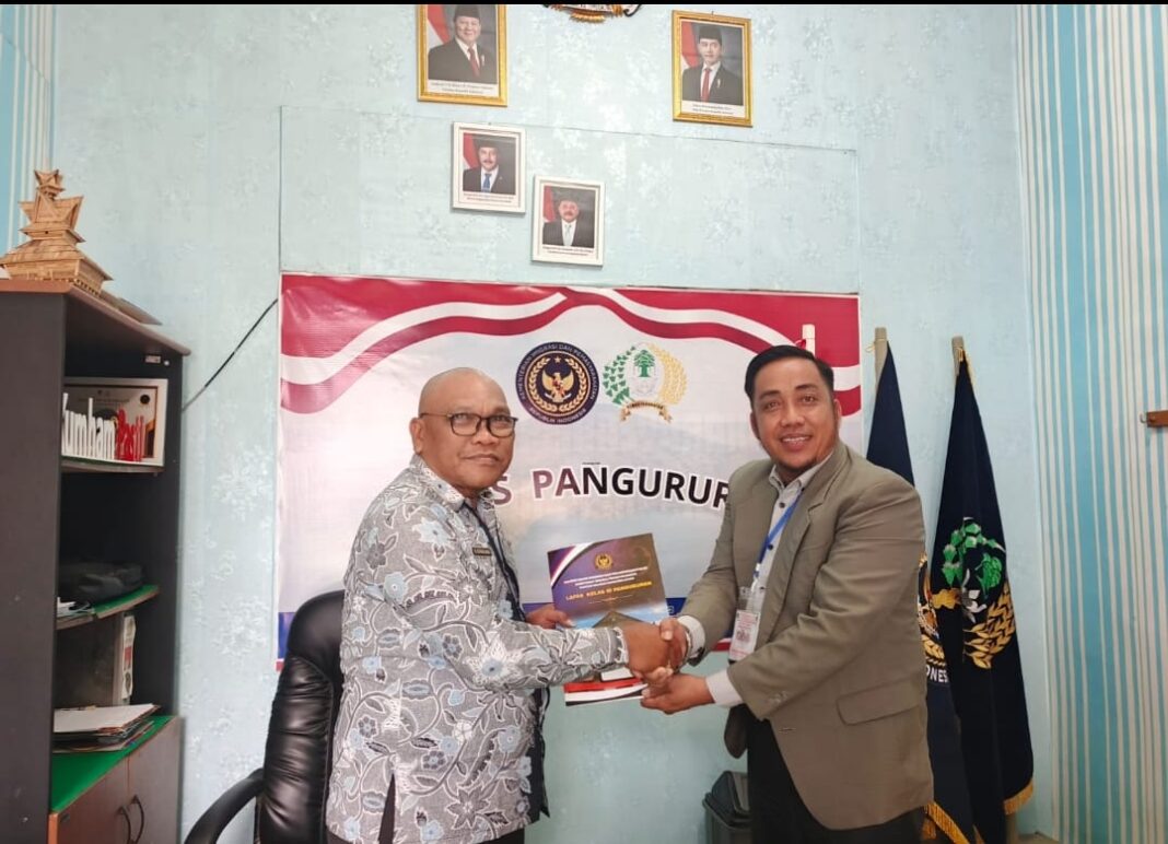 Kalapas Kelas III Pangururan Binur Sitanggang, SH bersama Lembaga Bantuan Hukum Robert Imbang Tamba, SH, MH saat penandatanganan PKS dan kegiatan penyuluhan hukum bagi WBP Lapas Pangururan, Jumat (31/7/2026).