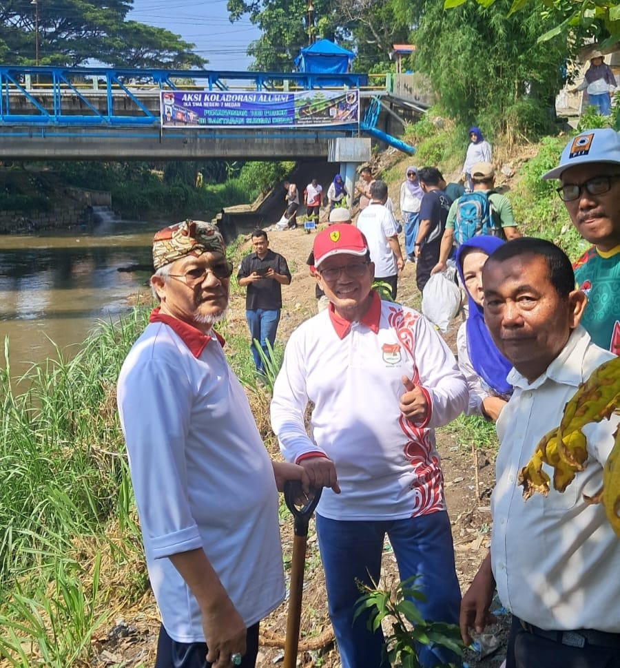 Mantan Menteri Kehutanan RI MS Kaban bersama PMPHI Sumut dan Alumni SMA 7 Medan berfoto bersama setelah mengikuti kegiatan penanaman pohon di sekitar Sungai Denai, Medan, Sabtu (1/8/2026).